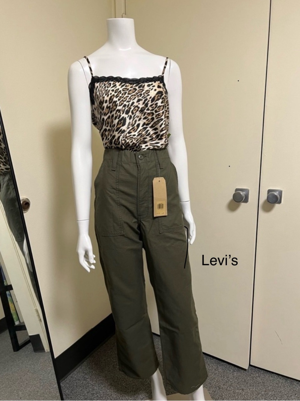 NWT - Levis Women’s Ribcage Straight Leg olive Green pants - Size 31x29